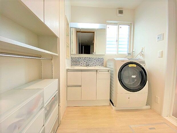 物であふれがちな洗面にも収納が多く備わっている為、すっきりとした空間をキープしやすいです。