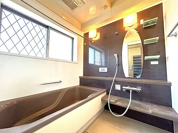 広々とした浴室。大きな窓がある為、換気もしやすく快適です♪