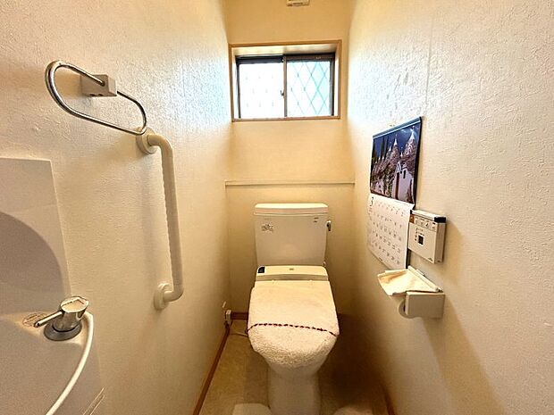 一階・二階ともにトイレがある為混み合う朝も快適ですね！手すりがある為、高齢の方がいるご家庭も安心◎