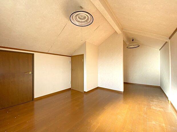 屋根裏部屋もあり、収納スペースも豊富で、お部屋を綺麗に保つことが可能です☆