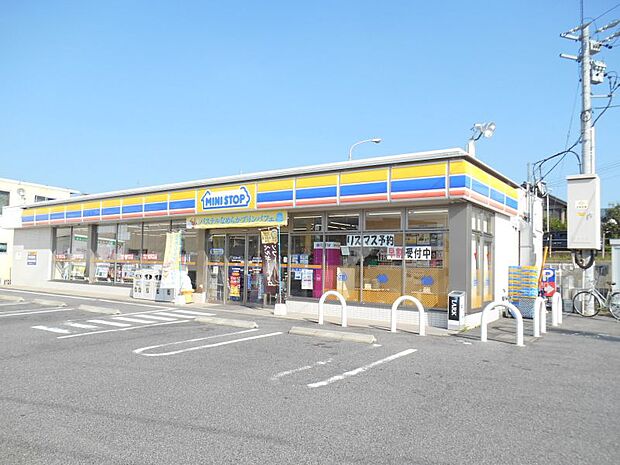 ミニストップ岡崎牧平町店　約1473m　徒歩約19分　新名神高速岡崎東インターチェンジを降りて、左折し、約5分のところにあります。  駐車場も広くて止めやすい。