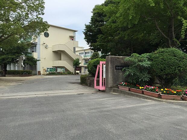 大門小学校　約675m　徒歩約9分　愛知環状鉄道線の駅。北岡崎駅と北野桝塚駅の間の駅です。単式ホーム1面1線を有する高架駅。