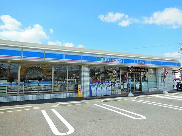 ローソン岡崎葵町店　約444ｍ　徒歩約6分　国道248号線沿いにあり、駐車場も広めで入りやすい。