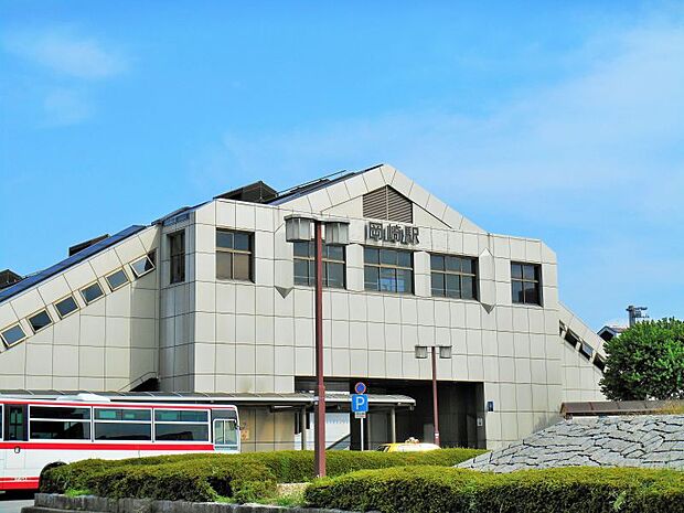JR東海道本線　岡崎駅　約2410ｍ　徒歩約31分　東海旅客鉄道（JR東海）東海道本線および愛知環状鉄道愛知環状鉄道線の駅である。通勤・通学の乗換にも便利な駅です。