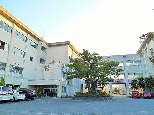 矢作北中学校　約1224ｍ　徒歩約16分　岡崎市東大友町に位置する中学校。岡崎市立矢作中学校の肥大化にともない、1976年から中学校新設が議論され、1981年に設立された。