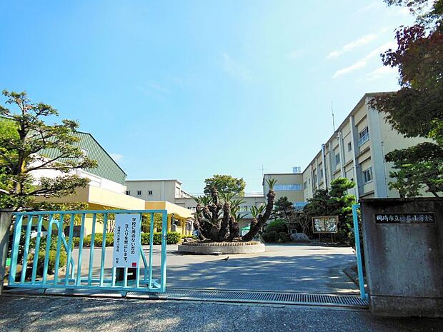 連尺小学校　約1502ｍ　徒歩約19分　北岡崎駅と中岡崎駅の中間に位置する。周辺には常北中学校や岡崎西高校もあり、学生・生徒の多い地区である。