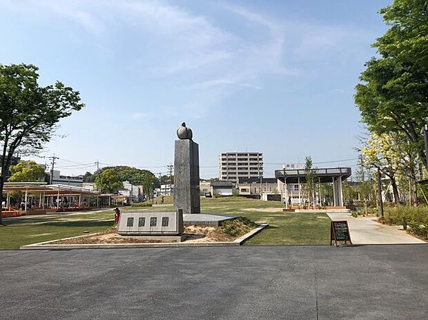 籠田公園　約459m　徒歩約6分　令和元年7月にリニューアルオープンしました。芝生広場を中心に、東の縁台ステージや北の縁台ステージ、さらには複合遊具や噴水などがあります。