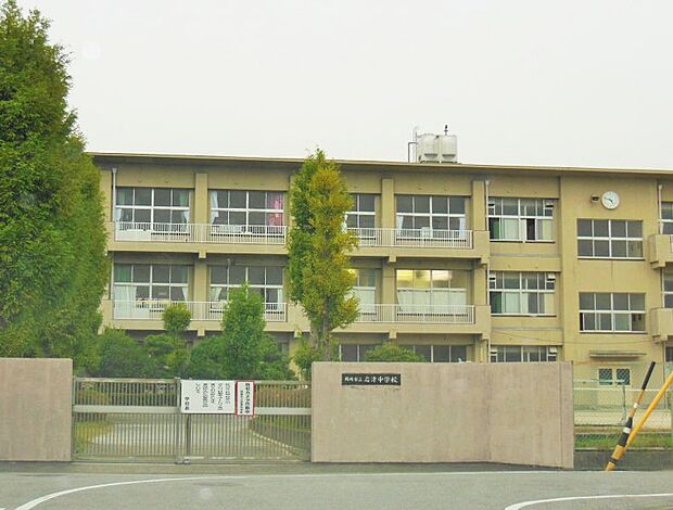 岩津中学校　約1.9 km　徒歩約23分　1947年（昭和22年）4月1日に開校。教育目標 時代の変化に対応できる「徳・知・体」の調和のとれた人間性豊かな岩中生の育成
