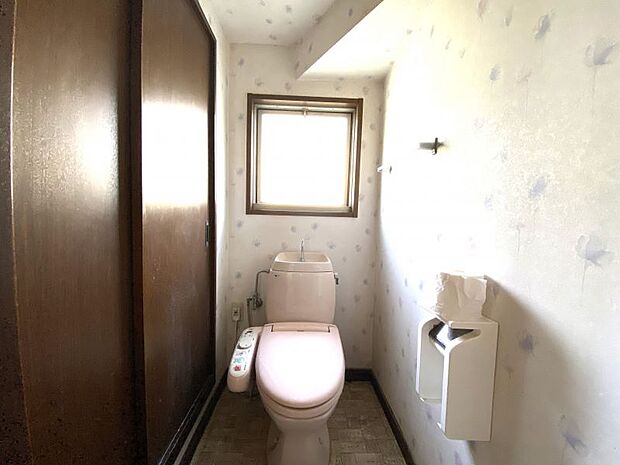 窓付きで明るく使い勝手のいいトイレです。引き戸で無駄なスペースをとりません。