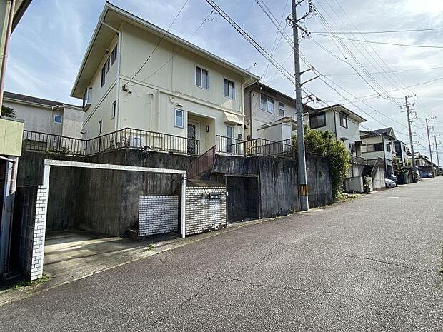 交通量の少ない閑静な住宅街に立地。落ち着いた新生活が過ごせますね