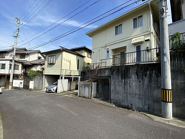 近くには藤川団地こども広場やなかよし公園があります。