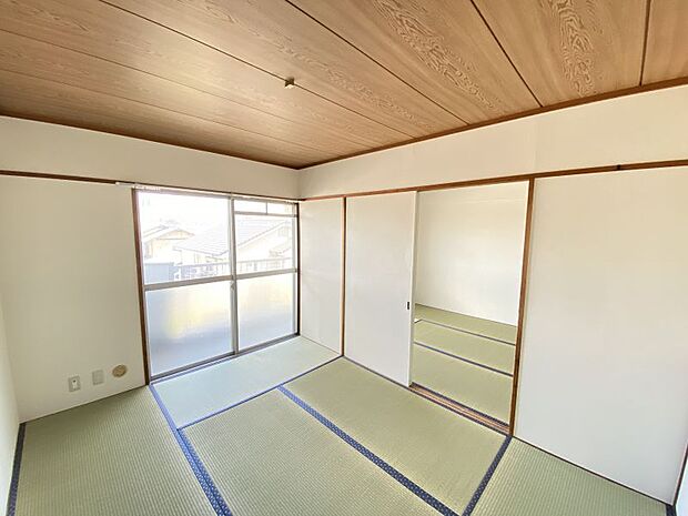 南側の和室は続き間となっているので、用途に合わせて広く使ったり空間を仕切ってお使いください。