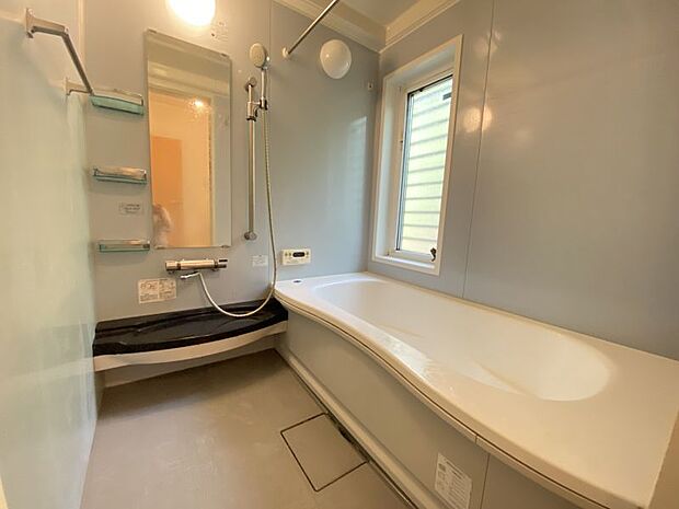 【お風呂】浴室は湿気がたまりやすく、換気扇だけではどうしてもカビが出てしまいやすい場所。窓があるだけで、あっという間に換気ができます。