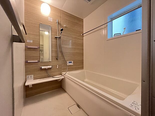 湿気のこもりやすい浴室には小窓がついています。のぼせやすい夏は窓を開けて湿気を逃しながらお過ごしください。