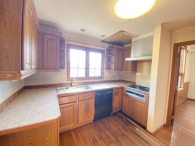 収納や調理スペースが広いコの字型キッチンはお料理好きな方にオススメです。
