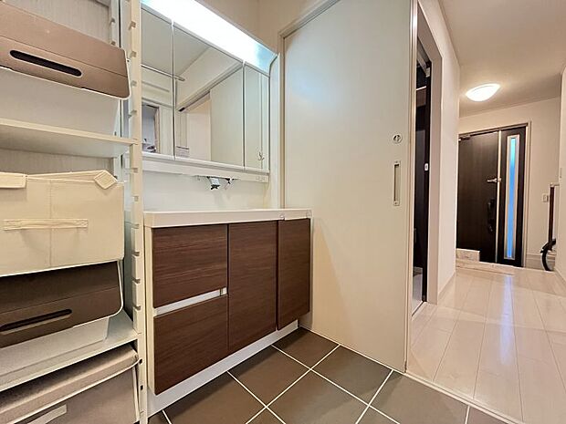 広く設計された洗面室は収納スペースを作ればリネンやインナーの収納に便利です。
