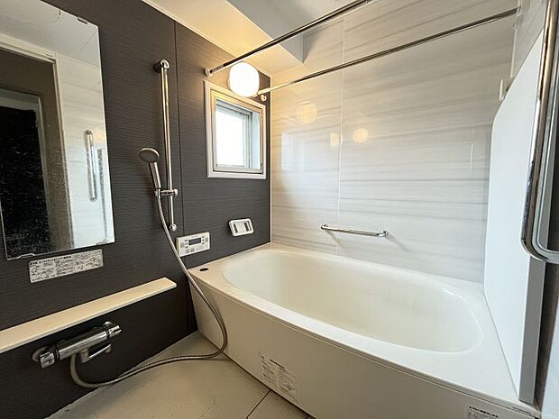 浴室は湿気がたまりやすくカビが出てしまいやすい場所。換気ができる窓があるのは嬉しいポイントです。