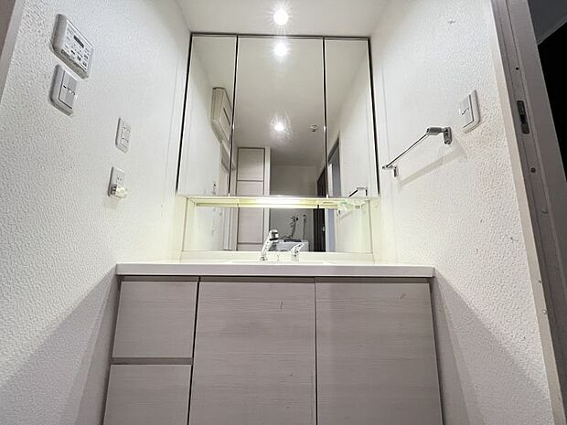 ゆとりの洗面スペースで朝の身支度も快適スムーズに。鏡の裏にはたっぷりと収納スペースを標準装備！