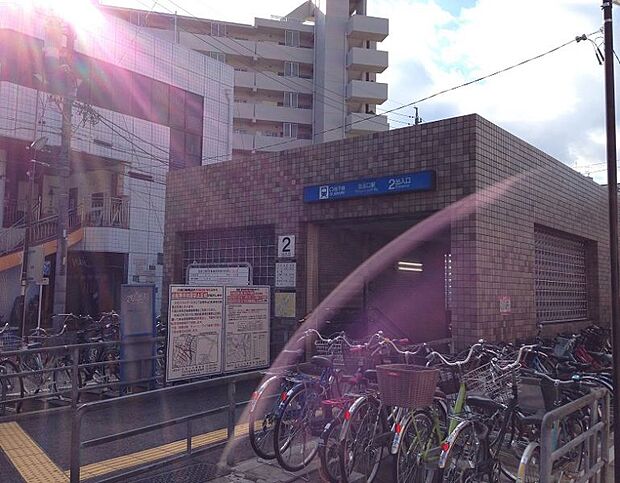 塩釜口駅　徒歩約11分　一駅で名城線への乗り換えも可能です。大学のキャンパスが近く、学生の街としても賑わいのある駅、エリアです。