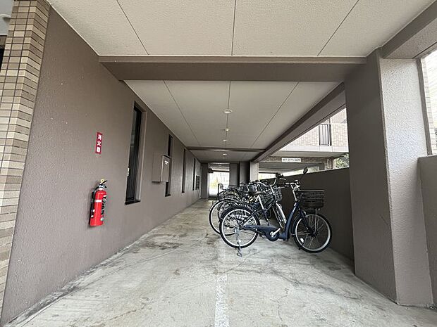 屋根付き駐輪場で自転車を雨などから守ります。