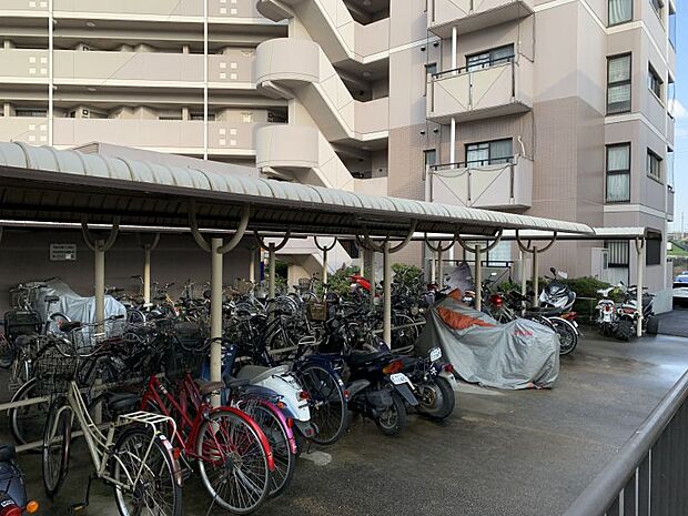 屋根付きの駐輪場で大切な自転車を雨などから守ります