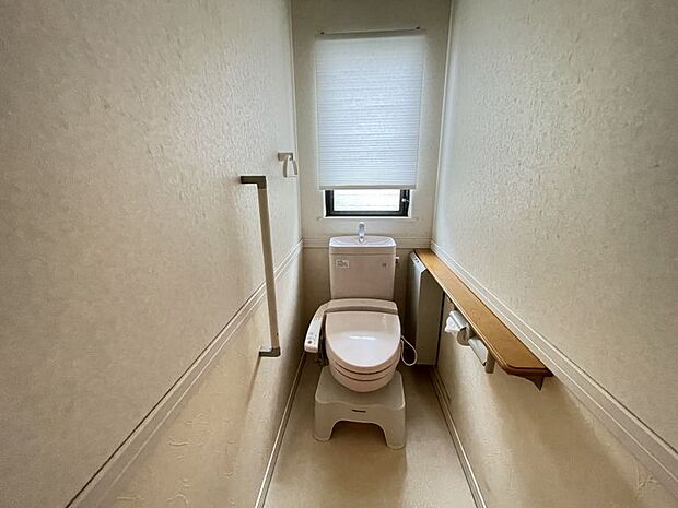 1・2階にトイレあり。階段を降りなくてもいいので、高齢者の方も便利です