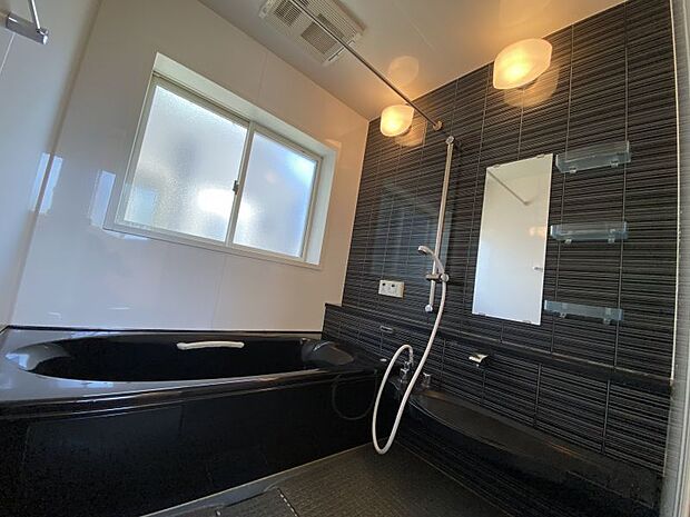 黒と白を基調にした、シンプルかつ高級感のある浴室です。