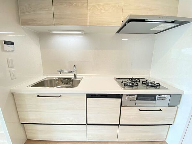 白を基調としたキッチンは収納も多くすっきりとお使いいただけます。