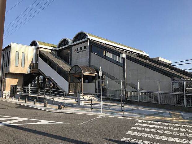 JR東海道本線「逢妻駅」　徒歩約6分　402ｍ　北口と南口があり、水平移動またはエレベーターの利用により、介助者なしで移動できる経路があります。