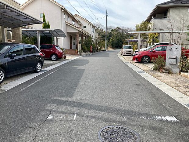 前面道路十分広く、駐車がしやすい立地です！