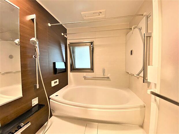 浴室に窓があるので換気ができ湿気対策になります！風呂蓋ホルダー付きで便利です♪
