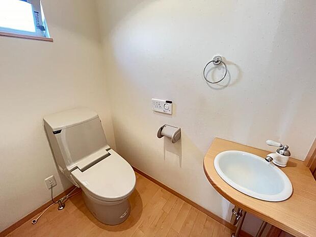 1階トイレには手洗いボウルがあるので便利です！トイレは2階にもございます♪