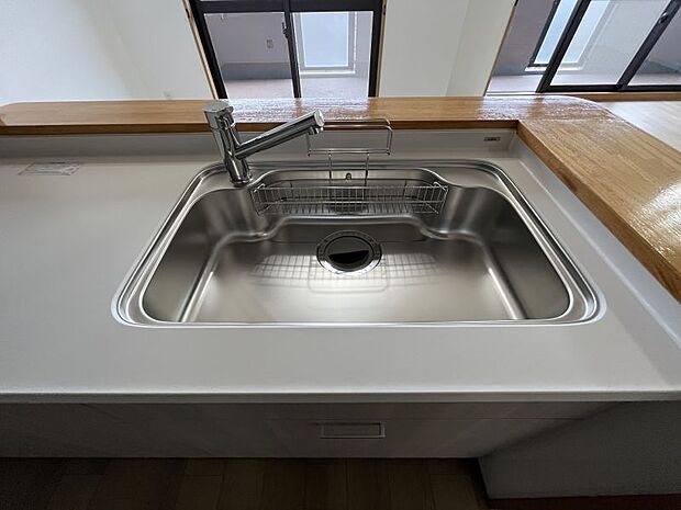 大型の調理器具も洗いやすい広いシンクはお手入れもしやすく清潔を保てます。