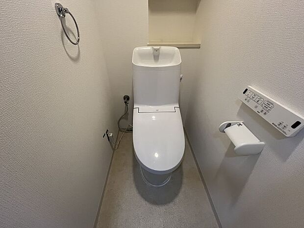 温水洗浄式トイレも交換済みなので快適にお使いいただけます。