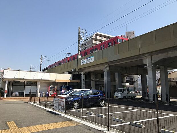 名鉄刈谷市駅　徒歩1分　約90ｍ　駅集中管理システムが導入された無人駅です。バリアフリー設備としてエレベータ、多目的トイレが設置されています。