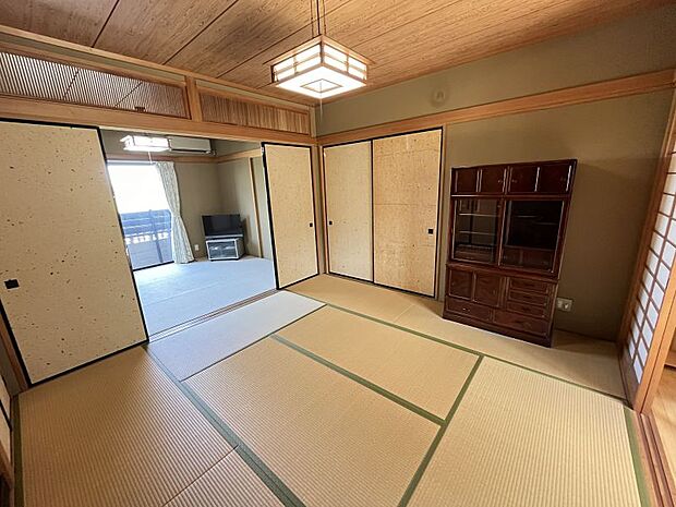 1階約8帖の和室は約6帖の和室と2間続きなので襖を開け放てば広い空間が広がります。