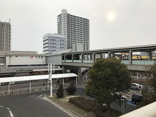 JR東海道本線「刈谷」駅まで約1542ｍ（徒歩約20分）北側がJR、南側が名鉄で、両駅の改札口は分離されていますが、両駅とも駅の南北を結ぶ連路道路に面しています。通勤・通学の乗換にも便利な駅です。