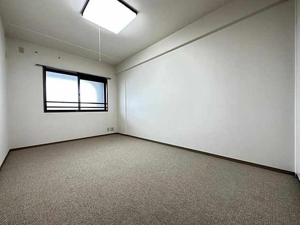 シンプルな仕上がりの7.5帖の洋室です。プライベート空間を満喫できそうです。