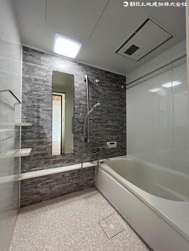 浴室はほっカラリ床を採用。滑りにくくお掃除もラクチン。