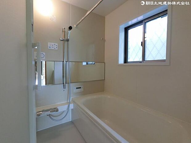 ワイドな鏡が使いやすいゆったりとした浴室です。