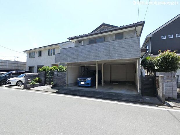 駐車場は雨の日でも安心のビルトインガレージタイプで2台分確保。