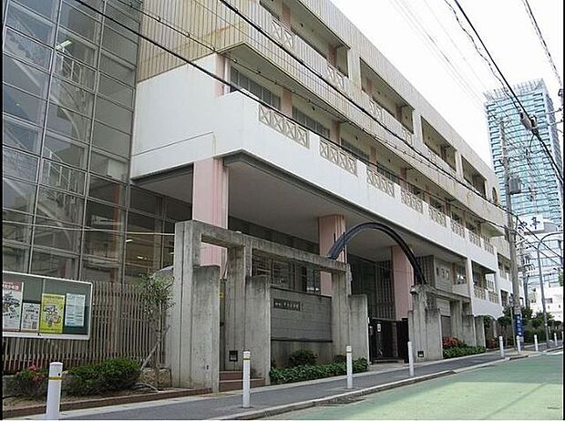 神戸市立中央小学校 徒歩8分。 620m