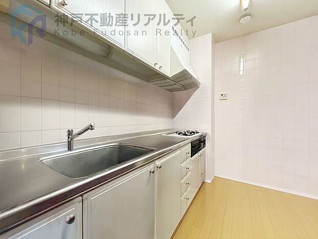 ◆独立タイプのシステムキッチン♪調理中の匂いや煙も室内に広がりにくいですよ♪※画像加工により家具を消しております