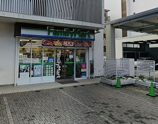 ファミリーマート本郷名古屋店 60m
