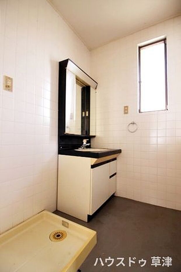 キッチンから廊下を挟んで洗面所・浴室がございますので家事動線はバッチリです。