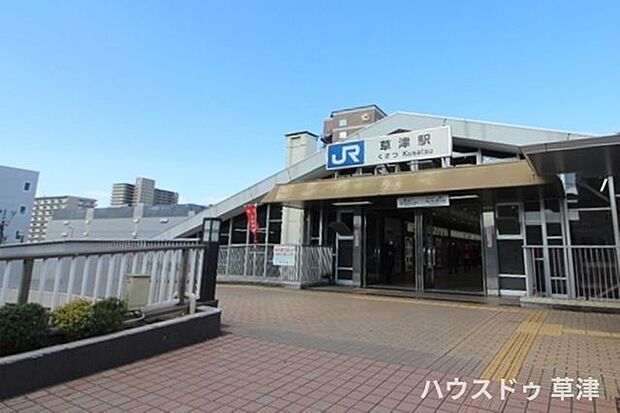 【JR草津駅】「京都」駅まで乗車約21分、「大阪」駅まで乗車約51分で到着します。通勤・通学・おでかけ時、気軽に立ち寄れるコンビニも近くにございます。 3160m
