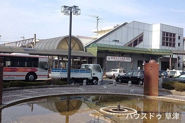 JR瀬田駅周辺にはコンビニや銀行、お買い物に便利な商業施設が揃う生活至便な環境です。近江一の宮といわれる建部大社まで車で7分、観光スポットへのアクセスも良好です。 140m