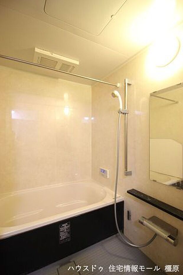足を伸ばしておくつろぎ頂ける浴室は2013年に新調済。浴室乾燥機を完備しております。