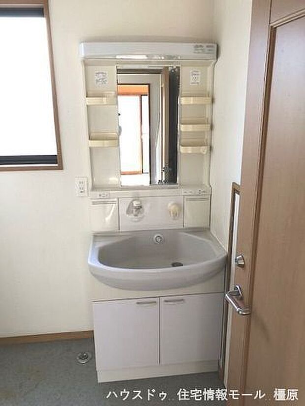 大型の洗濯機も無理なく設置できる広さを確保。洗面台は便利なシャワー付きです。