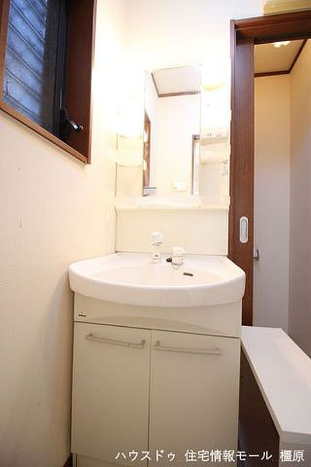 洗面台は便利なシャワー付。2007年に新調されております。